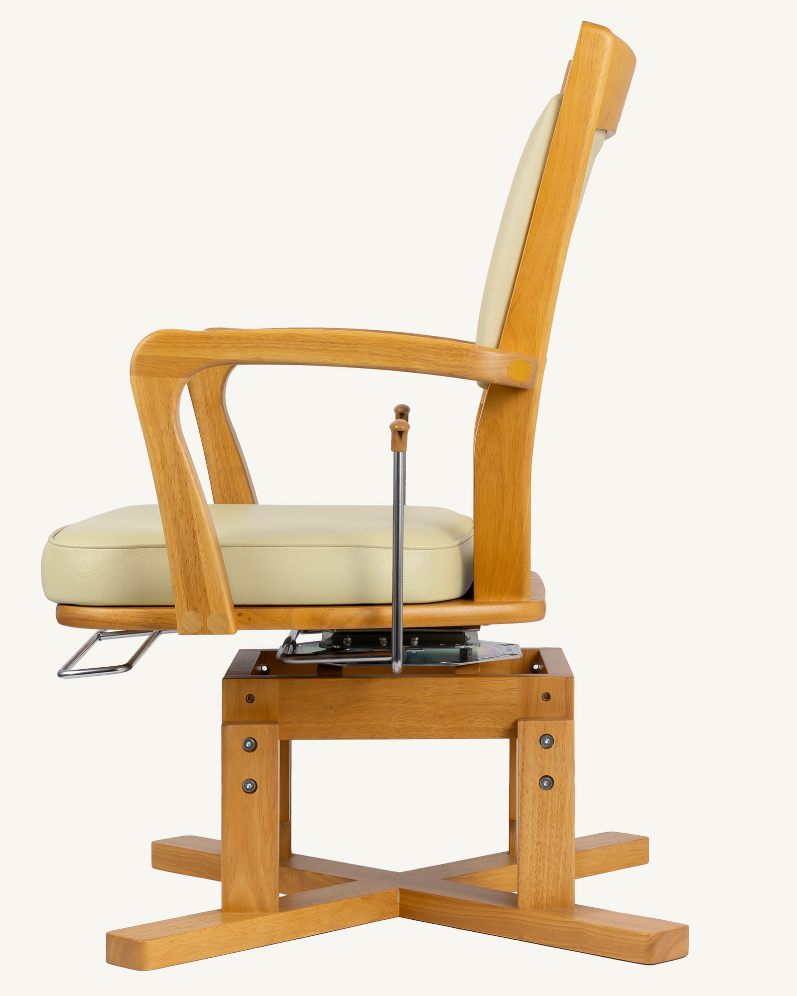 写真：ピタットチェアFIT X字脚 側面。座面が手前へスライドしている